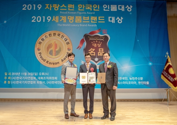 이준용 청남기획/컨설팅 대표(가운데)가 2019자랑스런한국인인물대상을 수상 후 기념촬영을 하고 있다.