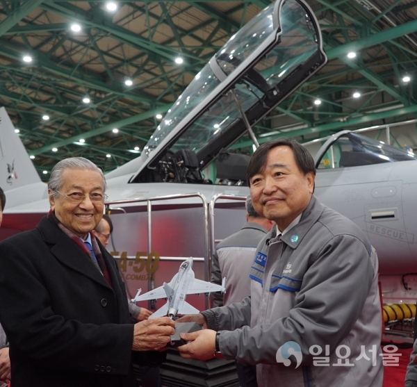 말레이시아 총리에게 KAI 안현호 사장이 FA-50 모형을 건네고 있다 @ 한국항공우주산업(주) 제공