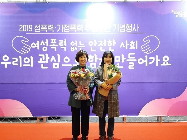 구미 여성폭력시설 종사자 2명이 “성폭력·가정폭력 추방주간 기념행사”에서 ‘여성가족부 장관상’수상했다.