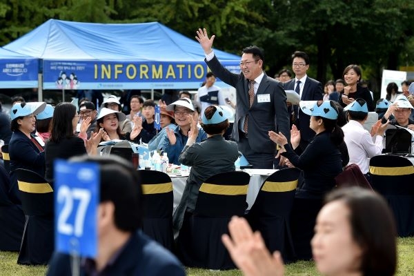 박남춘 시장 지난해 10월 8일 시청운동장에서 열린 500인 시민시장에게 듣는다' 토론회 참석, 시민시장들의 환호를 받고 있다.