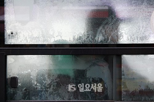 전국적으로 한파주의보가 내려진 1일 서울의 한 시내버스 차창이 꽁꽁 얼어붙어 있다. <사진=일요서울/정대웅 기자>
