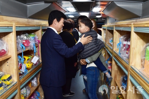 조규일 진주시장이 33인승 중형버스를 개조해 장난감을 대여해 주는 ‘해피버스데이’를 방문한 부모와 대화를 나누고 있다. @ 진주시 제공