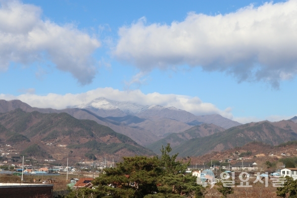지리산국립공원경남사무소에서 바라본 눈 내린 천왕봉 @ 지리산경남사무소 제공