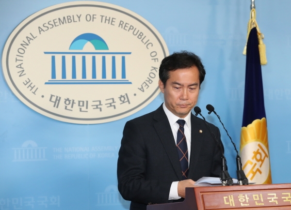 김영우 자유한국당 의원이 4일 서울 여의도 국회에서 총선 불출마 선언 기자회견을 하고 있다.  [뉴시스]