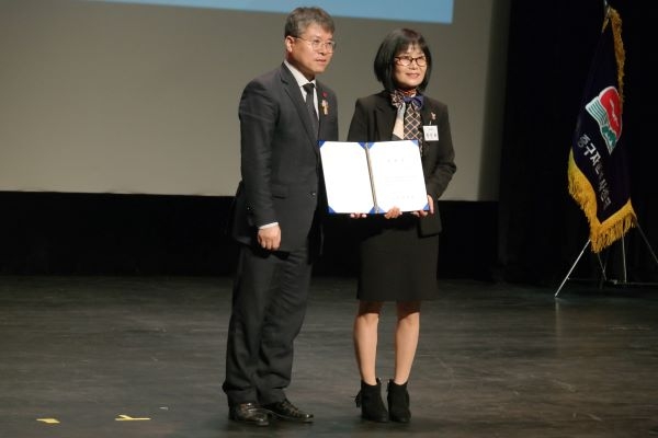 국무총리상을 수상한 장인숙(57)씨(오른쪽), 축하를 하고 있는 홍인성 구청장(왼쪽)