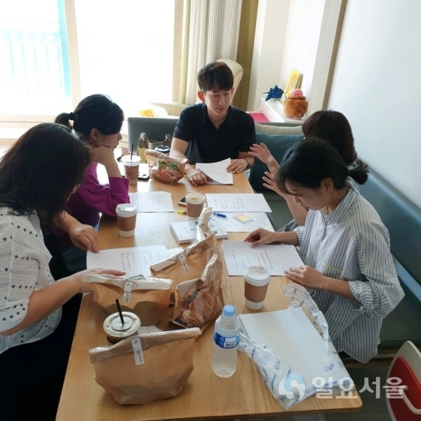 수성구사회복지행정연구회 회원들이 홍보영상 제작 회의를 하고 있다.