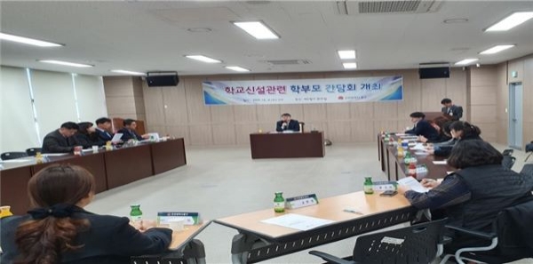 홍인성 구청장, 영종국제도시 학교신설 학부모들의 의견을 청취하고 있다