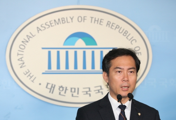 김영우 자유한국당 의원이 4일 국회 정론관에서 총선 불출마 선언 기자회견을 하고 있다.  [뉴시스]