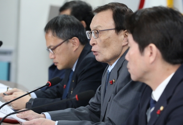 왼쪽부터 박주민 더불어민주당 최고위원, 이해찬 당대표, 이인영 원내대표가 앉아있다. [뉴시스]