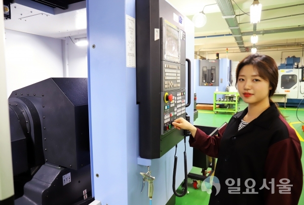진주폴리텍 컴퓨터응용기계과 실습장면 @ 한국폴리텍대학 진주캠퍼스 제공