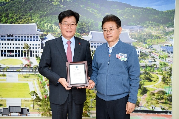 안동시가 ‘2019년 경상북도 시·군 가축방역 평가’에서 최우수상을 수상했다.(좌측부터 김세환 안동부시장, 이철우 경북도지사)