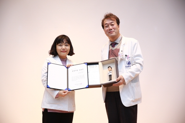 공로상을 수상한 (좌)대구가톨릭대학교병원 호흡기내과 김은진 교수