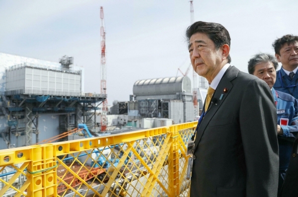 아베 신조 일본 총리가 지난 4월 14일 일본 후쿠시마현 오쿠마의 후쿠시마 제1원전을 방문해 둘러보고 있다. 지난 2013년 9월 이후 약 5년 반 만에 원전을 방문한 아베 총리는 폐로 작업의 진척 상황 등을 점검하며 "국가가 폐로와 오염수 대책의 전면에 나설 것"이라고 밝혔다. [뉴시스]