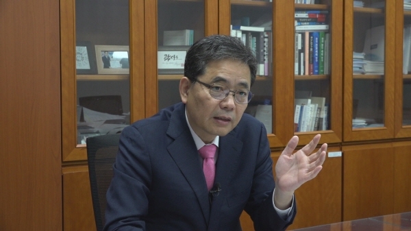 곽상도 자유한국당 의원이 지난 10일 서울 여의도 국회의원 회관에서 기자의 질문에 답변하고 있다.