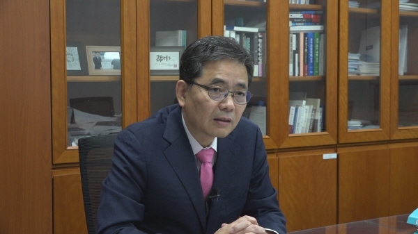 곽상도 자유한국당 의원이 지난 10일 서울 여의도 국회의원 회관에서 기자의 질문에 답변하고 있다.