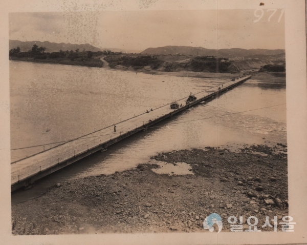 쇠오리 다리(Teal Bridge)가 완공된 후 1953년 7월 15~16일 첫 홍수가 지나간 다음의 모습. (출처, 미국국립문서기록관리청)