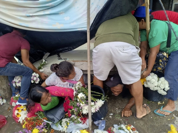 지난 15일 필리핀 민다나오섬 다바오주에서 지진이 발생했다. 지진으로 벽이 무너져 꽃을 팔던 노점상을 덮쳤다. [뉴시스]