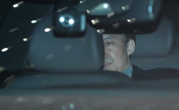 조국 전 법무부 장관이 지난달 21일 오후 서울중앙지검에서 두번째 소환 조사를 마친 뒤 차량을 타고 이동하고 있다. [뉴시스]