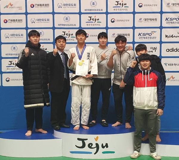 2019 제주컵 국제유도대회 남자 대학부 –66kg급에서 금메달을 획득한 서보민 선수(왼쪽에서 세번째)