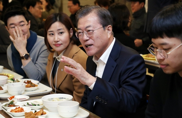 문재인 대통령이 17일 서울 구로구의 에이스하이엔드타워 구내식당을 찾아 직장인들의 애로사항을 청취하며 점심식사를 하고 있다. [뉴시스]