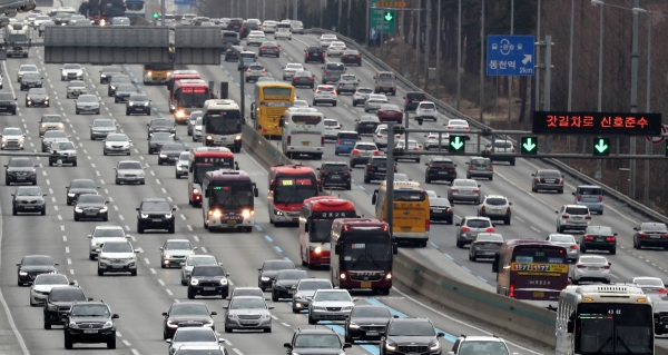 6일 오후 경기 성남시 서울 톨게이트 인근 경부고속도로에서 양방향 차량이 증가하고 있다. 2019.02.06. [뉴시스]