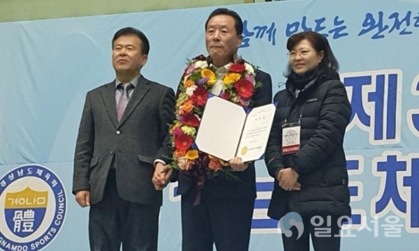 제31대 경남체육회장으로 당선된 김오영씨(가운데)