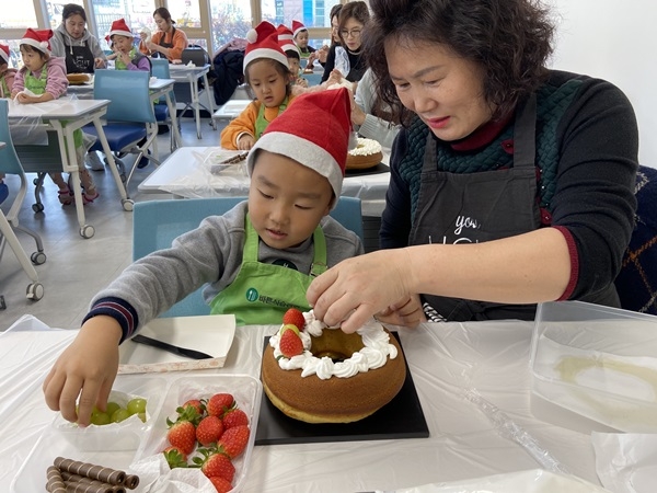 ▲23일 광산구 모아모아행복센터는 주민 30명이 참가한 가운데 ‘엄마와 함께 영양만점 크리스마스 케이크 만들기 행사’를 개최했다.(사진제공=광산구청)