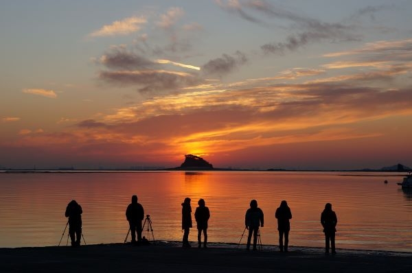 거잠포 해돋이-샤크섬(매랑도) 위로 떠오르는 태양