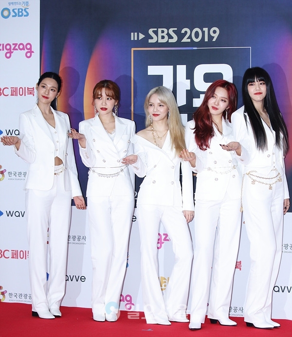 2019 SBS가요대전 포토월 행사에 참석한 AOA