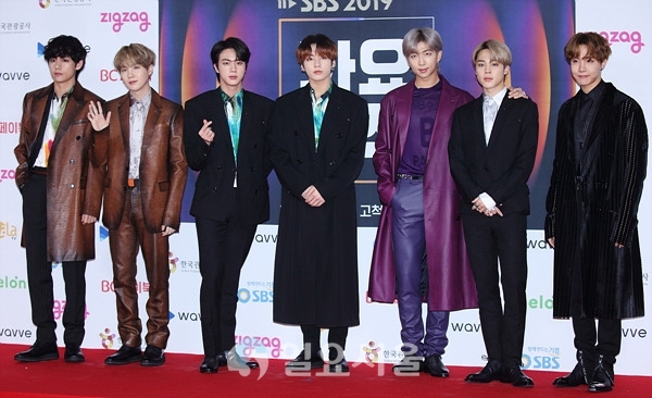 2019 SBS가요대전 포토월 행사에 참석한 방탄소년단