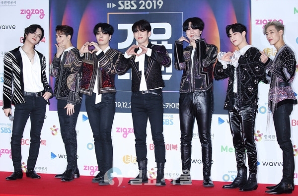 2019 SBS가요대전 포토월 행사에 참석한 갓세븐