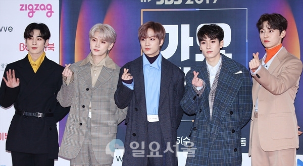 2019 SBS가요대전 포토월 행사에 참석한 뉴이스트
