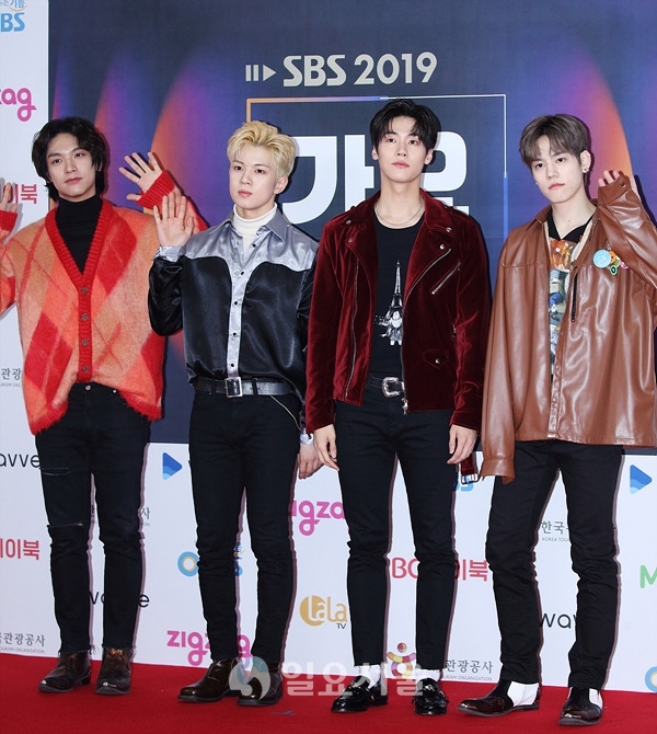 2019 SBS가요대전 포토월 행사에 참석한 엔플라잉