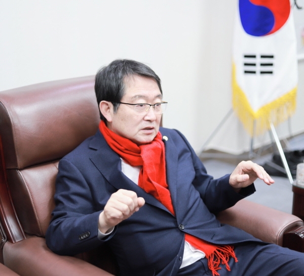 백승주 자유한국당 의원이 지난 23일 국회의원 회관에서 기자의 질문에 답변하고 있다.