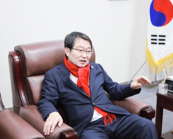 백승주 자유한국당 의원이 지난 23일 국회의원 회관에서 기자의 질문에 답변하고 있다.