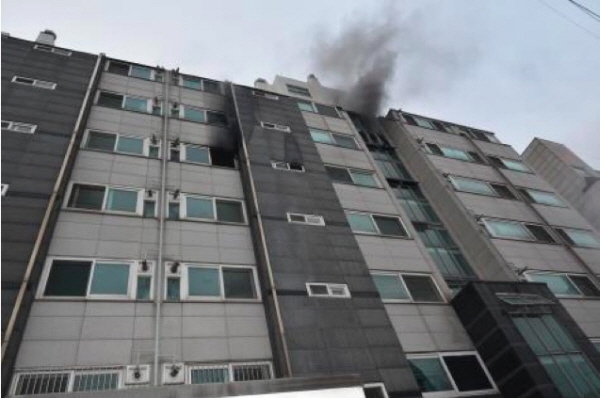 일요일인 29일 오전 8시13분경 서울 서초구 방배동 소재 9층 아파트에서 불이 나 주민 15명이 대피했다. 이 중 6명은 연기를 흡입해 병원으로 옮겨졌다. [사진=서초소방서 제공]