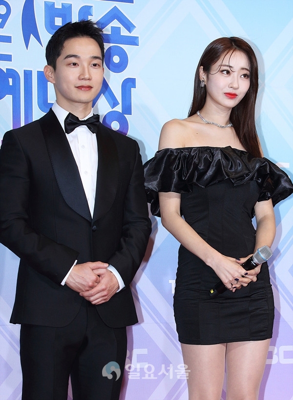 2019 MBC연예대상 포토월 행사에 참석한 MBC 아나운서 김정현과 가수 경리