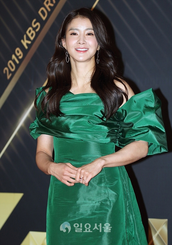 2019 KBS연기대상 레드카펫 행사에 참석한 이시영