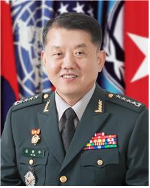 더불어민주당이 2일 세 번째 영입인재로 김병주 전 한미연합사령부 부사령관을 발표했다.