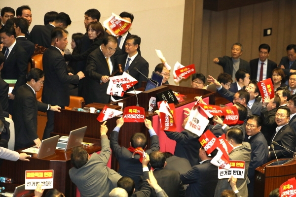 문희상 국회의장이 27일 오후 국회에서 열린 제373회 국회(임시회) 본회의에서 한국당 의원들의 반발에도 불구하고 공직선거법 일부개정법률안을 가결하고 있다. [뉴시스]