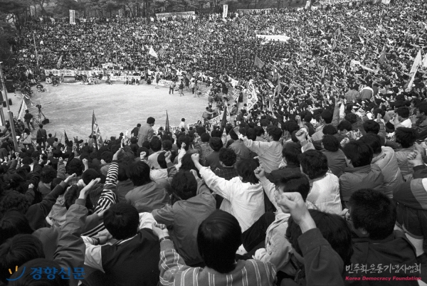 1980년대 연세대에서 열린 전대협 전민련 노동탄압 규탄대회의 모습. [민주화운동기념사업회]