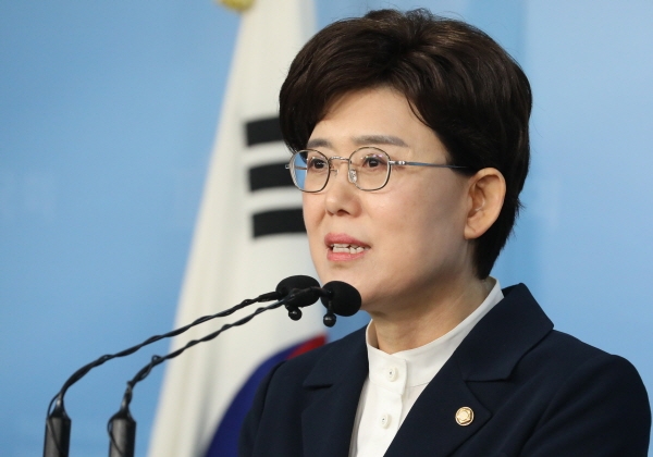 최연혜 자유한국당 의원이 6일 오후 서울 여의도 국회 정론관에서 총선 불출마 기자회견을 하고 있다. [뉴시스]