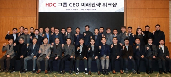 HDC그룹은 ‘HDC그룹 미래전략 워크숍’을 개최하고 기념사진을 촬영했다. (첫줄 왼쪽에서 7번째) 정몽규 HDC 회장, (6번째) 유병규 HDC 사장, (8번째) 김대철 HDC현대산업개발 부회장, (5번째) 권순호 HDC현대산업개발 사장