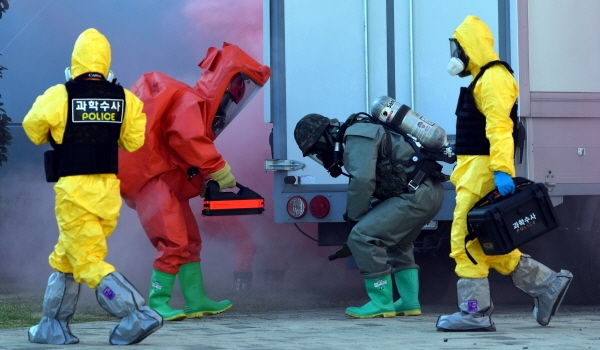 사진은 '2019 안전 한국훈련'의 일환으로 펼쳐진 화학물질 독극물 처리 시연 장면. 본 기사와 관련없음. [뉴시스]