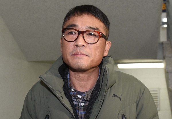 가수 김건모가 성폭행 혐의 조사를 받기 위해 15일 오전 서울 강남경찰서에 출석하고 있다.  [뉴시스]