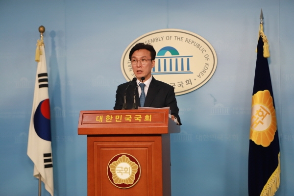 김민석 전 의원이 16일 서울 여의도 국회 정론관에서 기자회견을 열고 21대 총선에서 서울 영등포을에 출마하겠다고 선언했다.
