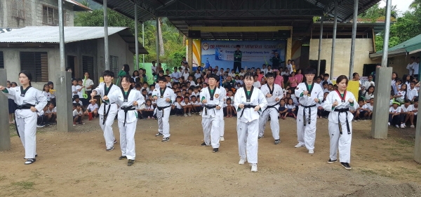 이 대학교 봉사단이 쿠엔카 초등학교에서 태권도 시연을 하는 모습.
