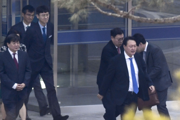 윤석열 검찰총장을 배웅하는 김웅 교수(뒷줄 왼쪽 두 번째) [뉴시스]