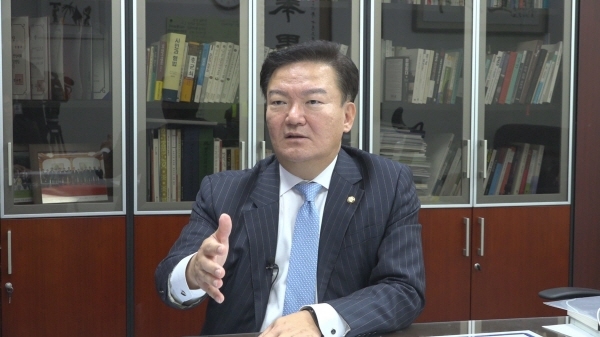 민경욱 자유한국당 의원이 지난해 11월19일 국회의원 회관에서 기자의 질문에 답변하고 있다.