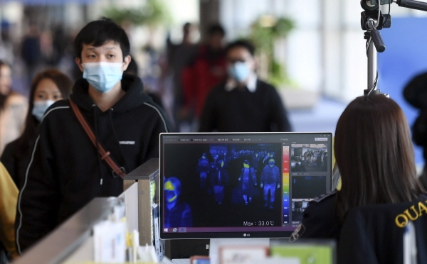 국내에서 '중국 우한 폐렴'증상자가 발생한 가운데 지난 9일 인천국제공항 제1여객터미널에서 중국발 항공기 입국자들이 열감지카메라가 설치된 검색대를 통과하고 있다. [뉴시스]